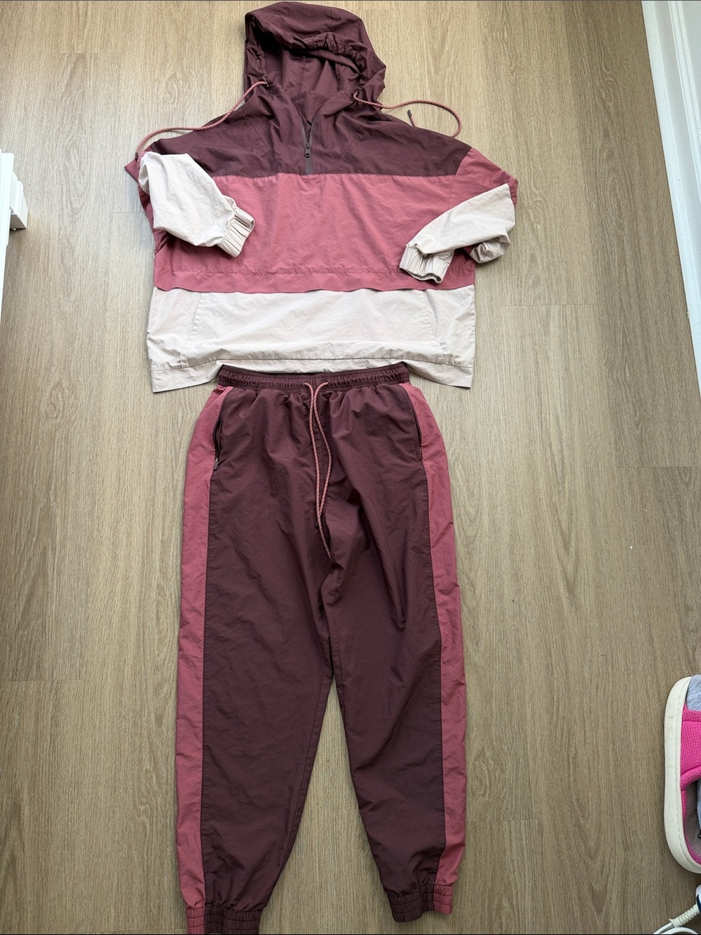 Oysho 2- piese Colorblock Windbreaker Jogger Set Size M